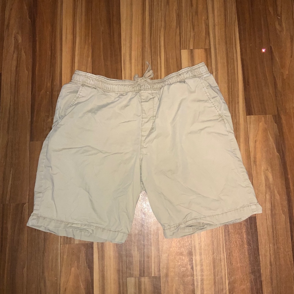 Men’s Tan Gap Shorts Preowned Size LARGE